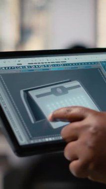 Alternatif enerji teknolojisiyle güneş enerjili cihaz tasarımı yapmak için tablet kullanan teknisyenleri kapatın. Ar-Ge çalışanı dokunmatik ekran aygıtı kullanır, eko solar cihaz prototipi, kamera B