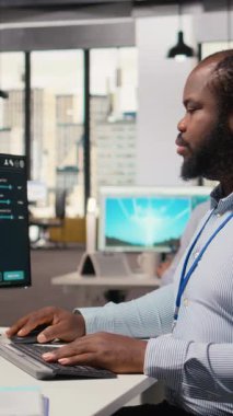 Ofisteki mühendis rüzgar türbini CAD tasarımı üzerinde çalışıyor, sürdürülebilir enerji araştırması yapıyor. Ar-Ge uzmanı yazılım, kamera A kullanarak rüzgar enerjisi üreteci altyapısının dijital modellemesini yapıyor.