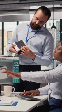 Ekip lideri, gelişmiş güneş pili teknolojisi yeşil enerji cihazı üreten mühendis tarafından yapılan işi denetliyor. Ar-Ge yöneticisi güneş paneli lamba prototipini analiz ediyor, güç seviyelerini kontrol ediyor, kamera A