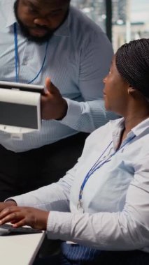 Mühendislik ekibi taşınabilir güneş enerjisi cihazının ışığını açıyor, batarya seviyesi performansını test ediyor. Takım çalışması Ar-Ge ofis arkadaşları güneş ışığı ile çalışan güneş pili prototipi, kamera B