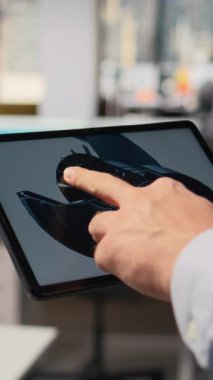 Sürdürülebilirliği maksimuma çıkarmak için türbin bileşenini analiz eden araştırmacıyı kapatın. CAD tasarımcısı bıçak aerodinamiğini rafine etmek, temiz enerji çıkışını arttırmak ve kamera A 'yı geliştirmek için aygıt üzerinde uygulama kullanır.