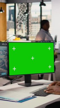 Mühendis temiz enerji üretim teknolojisi testleri için yeşil ekran modelleme bilgisayarı kullanıyor. Çalışan yenilenebilir enerji sektöründeki son teknoloji çözümler için krom anahtar bilgisayar kullanır, kamera A