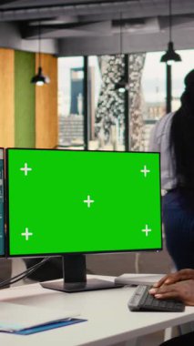 Modern ofisteki yenilenebilir enerji mühendisi yeşil ekran bilgisayar kullanarak rüzgar türbini teknolojisini geliştiriyor, güç üretimini optimize etmek için yeni malzemeler ve tasarımlar uyguluyor, kamera A