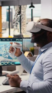 İşçi, elektrik şebekesi ve rüzgar çiftliği düzenini optimize etmek için VR kulaklık kullanıyor ve temiz enerji sistemlerini geliştiriyor. Teknisyen elektrik hatları ve fütüristik rüzgar türbini ve kamera A 'nın sanal gerçeklik simülasyonunu yapıyor.