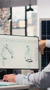 Çevresel performansı artıran teknolojiyi geliştirmek için güneş paneli CAD tasarımı üzerinde çalışan bir mühendis. Ar-Ge uzmanı PV güneş hücreleri için yenilikçi materyallerle geliyor, kamera B