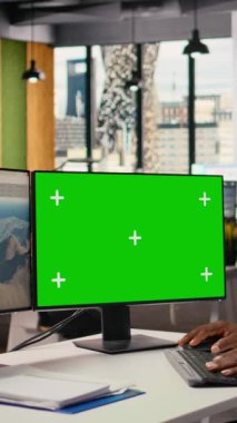 Teknisyen yeşil ekran PC kullanarak rüzgar türbini CAD tasarımı üzerinde çalışıyor, yenilenebilir enerji araştırması yapıyor. Ar-Ge uzmanı, rüzgar enerjisi üreteç ekipmanlarının dijital modellemesini A kamerasında yapıyor.