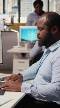 Bilgisayar üzerinde karbon ayak izini azaltmak için rüzgar türbini tasarımını optimize etmek için CAD programı kullanan teknisyen. Ar-Ge çalışanı gelişmiş malzemeleri çevre dostu yel değirmeni bileşenleri için test ediyor, kamera A