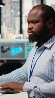 Çevresel performansı artıran teknoloji geliştirmek için elektrik hatları direği CAD tasarımı üzerinde çalışan bir mühendis. Ar-Ge uzmanı, şanzıman kulesi, kamera B için yenilikçi materyallerle geliyor.