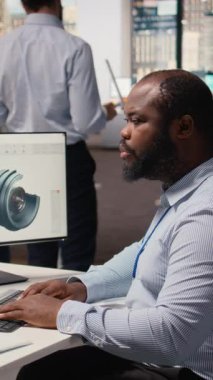 Rüzgar enerjisi araştırmacısı sürdürülebilirliği maksimuma çıkarmak için türbin bileşenini analiz eder. Ofisteki CAD tasarımcısı bıçak aerodinamiklerini arıtmak için dijital modelleme yazılımı kullanıyor, temiz enerji çıktısının arttırılması, kamera A