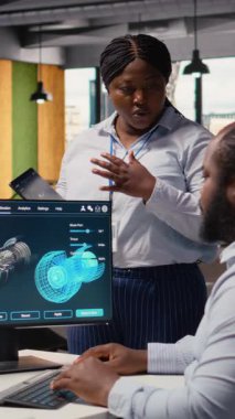 İş arkadaşları rüzgar türbinini daha sürdürülebilir yapmak için yapay zeka teknolojisi kullanır, karbon ayak izini azaltır. Ar-Ge uzmanlarının beyin fırtınası yapması, çevre dostu yel değirmeni parçalarını yapay zekayla test etmesi, kamera A