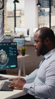 Rüzgâr türbininin aerodinamiğini optimize etmek için CAD yazılımı kullanan teknisyen karbon ayak izini azaltıyor. Afrika kökenli Amerikalı adam, çevre dostu yel değirmeninin gelişmiş materyallerini test ediyor. Kamera A