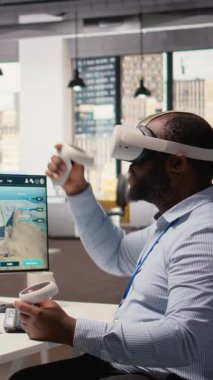 Mühendis temiz enerji üretim teknolojisi testi için sanal gerçeklik simülasyonu kullanıyor. VR kulaklık takan adam yenilenebilir enerji sektöründeki son teknoloji çözümler için Ar-Ge yapıyor. Kamera A.