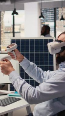 Sürdürülebilirlik uzmanı gelişmiş güneş panelleri tasarlamak için VR kulaklık kullanır. İşçi güneş pillerini geliştirmek için sanal gerçeklik simülasyonu çalıştırıyor, yeşil enerjinin benimsenmesini hızlandırıyor, kamera A