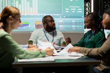 Çeşitli çalışanlar proje detayları ve tahminler hakkında gece geç saatlerde ofiste yaptıkları toplantılarda iş amaçlarının başarıya ulaşmasını sağlarlar. Önerileri paylaş.