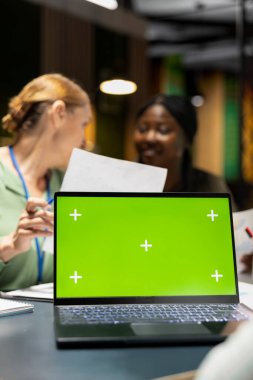 Bilgisayarda fotokopi alanı olan bir toplantıya ev sahipliği yapan şirket çalışanlarının kapatılması, bütçe güncellemeleri ve performans ölçümlerini tartışmak için gece yarısı brifing konferansı. İş hedeflerini vizyon için hizala.