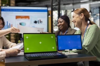 Krom anahtarla gösterim yapan, raporları ve strateji görüşlerini veri görselleştirmesi ile paylaşan çeşitli şirket ekipleri. Ofiste çalışma ortamı ve verimlilik.