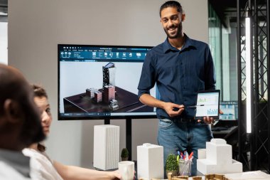 Ortadoğu emlak müteahhitleri, imar yönetmelikleri ve düzen kurallarına uymak üzere mimari yazılıma ve 3D modellere sahip bir konut inşaatını değerlendiriyor. Kentsel kalkınma ana planı.