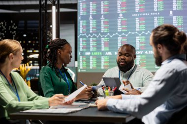 Çalışma saatleri dışında yapılan toplantılarda yıllık veri raporlarını inceleyen çeşitli analistler, üretkenliği sağlamak için dahili iletişim stratejileri geliştirdiler. Girişim geliştirme planları üzerinde çalışıyoruz.