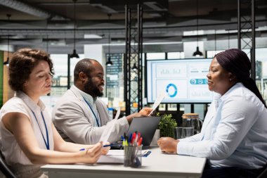 Aday ve işe alım ekibi görüşme sorularını tartışıyorlar ve departmanın iş gücüne katılma fırsatını tartışıyorlar. Deneyim değerlendirmesi, kafa avcılığı.