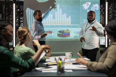 Çalışma performansını ve verimliliğini artırmak için öneriler sunan çeşitli idari ekip, gece toplantılarında verileri paylaşıyor. Yönetim kurulundaki iş ortakları.