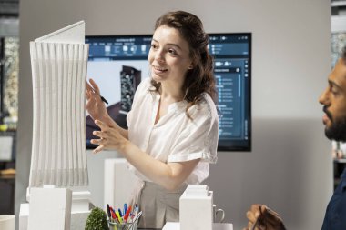 Gelişmiş mimari yazılım ve modern bir konut projesi için 3D modeller kullanan çeşitli geliştiriciler brifing oturumunda inşaat detaylarını, kentsel gelişim vizyonunu paylaşıyor.