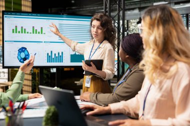 Çalışma ortamında birlikte kalkınma planları ve stratejik düşünme üzerinde çalışan çok ırklı iş kadınları grubu, iş ortamında vizyoner hedeflerin hizalanmasını yansıtıyor.