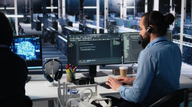 Kullanıcılara teknik destek ve çözümler sağlamak için yapay zeka asistanı kullanan veri merkezi yöneticisi. Sunucu çiftliği bilişim uzmanı yapay zeka sohbet robotunun yardımıyla canlı destek çağrılarını yönetiyor. Kamera A