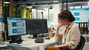 Endişeli finans danışmanı, hisse senedi fiyat düşüşü nedeniyle yaşanan mali krizle başa çıkmak için, ön x eğilimlerinin düşüşüne ve para kaybına bakıyor. Baskı ve iflaslar altında hüsrana uğramış bir yönetici..