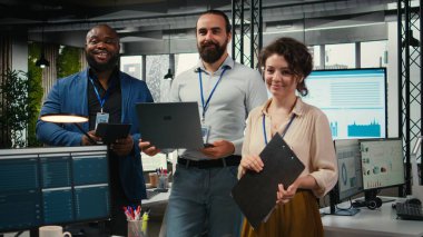 Çok ırklı çalışanların portresi performans ölçümleri ve yüksek teknoloji ile çalışıyor, iş stratejilerini ve çok uluslu bir şirkette sonuç ve başarı elde etme hedeflerini hizalıyor.