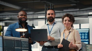 Proje planlama ve brifingde işbirliği yapan bir ofis çalışanı ekibi, performans ölçümlerini uygulamak için tablet üzerindeki çizelgelerden elde edilen verileri kullanıyor. Ekip çalışması ve iş ortaklığı.