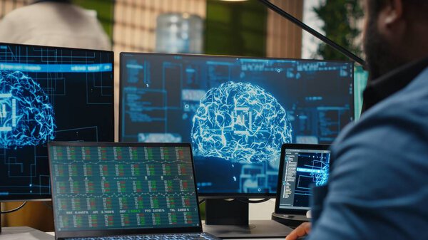 Эксперт по информационным технологиям Black man занимается системами нейронных сетей для прогнозирования данных, комбинируя средства автоматизации ИИ с цифровизацией для стимулирования эффективности и инноваций транснациональных компаний. Камера B.