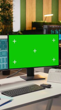 Yeşil enerji araştırmaları için kullanılan izole ekran PC üzerindeki fütürist dikey rüzgar türbini CAD tasarımı. Gelişmiş VAWT enerji üreteç donanımının dijital modellenmesiyle krom anahtar PC üzerinde yazılım arayüzü