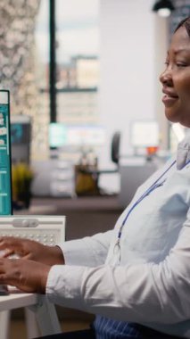 Ofisteki mühendis gelişmiş malzemeler ve tasarımlar kullanarak yenilikçi güneş enerjili cihazlar geliştiriyor. Çevre koruma verimliliğini arttırmak için güneş enerjisi üreten Ar-Ge uzmanı, kamera B