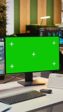 Ar-Ge ofisindeki yeşil ekranda rüzgar türbini simülasyonu. Krom anahtar bilgisayarda CAD program arayüzü yenilenebilir enerji mühendisliğini ve sürdürülebilir teknoloji yeniliğini destekliyor