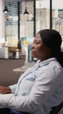 Happy ürün geliştiricisi, sürdürülebilir enerji tabanlı cihaz yaratmak için gelişmiş güneş pili teknolojisini kullanıyor. Gülümseyen Ar-Ge uzmanı güneş paneli lambası prototipini test ederek güç çıkışını maksimuma çıkardı, kamera A