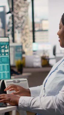 Gülümseyen mühendis, yenilikçi güneş enerjili cihaz tasarımını geliştirdikten sonra memnun oldu. Mutlu Ar-Ge uzmanı güneş aygıtı çevre koruma verimliliğinden memnun, kamera B