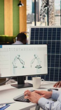 Araştırma ve Geliştirme Ofisi meslektaşları beyin fırtınası yaparak güneş paneli sistemleriyle nasıl yeşil enerji üreteceklerini araştırıyorlar. Takım çalışması mühendisleri PV hücrelerini geliştirmek için birlikte çalışıyorlar karbon ayak izi, kamera A