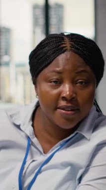 Araştırma ve geliştirme ofisindeki iş arkadaşları, sürdürülebilir güneş paneli montajı için üretim hatlarını yükseltmek için CAD programını kullanıyorlar. Mühendislerden oluşan bir ekip, güneş pillerini çevre dostu yapmak için simülasyon çalıştırıyor, kamera B