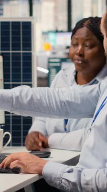 Ar-Ge bölümü meslektaşları temiz enerji yeniliği üzerinde çalışarak sürdürülebilir güneş pilleri üretimini optimize ediyorlar. Takım çalışması yenilenebilir enerji profesyonelleri ofiste güneş enerjisi üretimini yeniliyorlar