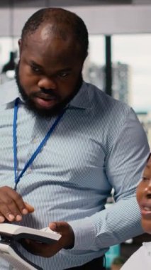 Gelişmiş güneş pili teknolojisi yeşil enerji cihazı üreten araştırmacıya geri bildirim sağlıyor. Ar-Ge proje koordinatörü güneş paneli lambası prototip geliştiricisi bilim adamı, kamera B