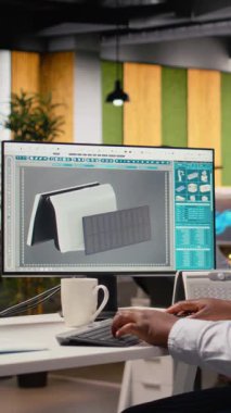 Çevresel performansı artırmak için yeni malzemelerle tasarlanmış taşınabilir güneş enerjisi aleti üzerinde çalışan mühendis. İşçi tasarımlı güneş pili lambası prototipi güneş ışığında çalışıyor, kamera A