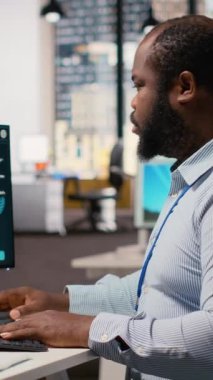 Yapay zeka kullanarak rüzgar türbini simülasyonu üzerinde çalışan mühendis. AI teknolojisi ve CAD programını kullanan Ar-Ge çalışanı yenilenebilir enerji üretimi mühendisliği, kamera B