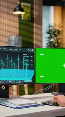 Rüzgâr çiftliği planlarını planlamak için kullanılan yeşil ekran modelleme bilgisayarı üzerinde yazılım kullanan mühendis. Ar-Ge uzmanı, krom anahtar bilgisayarda CAD programını kullanarak yel değirmenlerinin çiftlik yapılandırmalarını tasarlıyor.