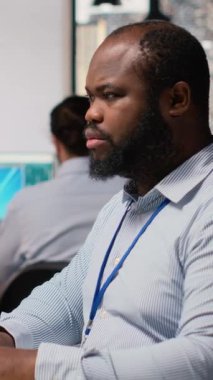 Teknisyen rüzgar çiftliği yerleşimlerini planlamak için yazılım kullanıyor, ideal türbin yerleşimlerini belirliyor. Ar-Ge çalışanı, Yel değirmenleri tarım konfigürasyonları, kamera B için CAD programı üzerinde çalışıyor.