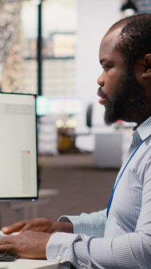 Ofisteki mühendis rüzgar türbini bileşeni CAD tasarımı üzerinde çalışıyor, çevre dostu enerji araştırması yapıyor. Çalışan, PC programı, kamera B kullanarak rüzgar enerjisi jeneratörünün dijital modellemesini yapıyor.