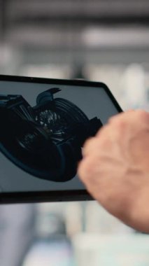 Rüzgâr türbini sürdürülebilir yapmak ve karbon ayak izini azaltmak için CAD uygulamasını tablet üzerinde kullanarak mühendisi kapat. Dokunmatik ekran cihazını araklayan Ar-Ge uzmanı, çevre dostu yel değirmeni parçalarına bakıyor, kamera B