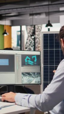 Sürdürülebilirlik Ar-Ge uzmanı entegre temiz enerji çözümleri geliştirir, verimli güneş paneli üretim hatları dizayn eder, yenilenebilir enerji üretimini optimize etmek için rüzgar türbini çiftlikleri simule eder, kamera A