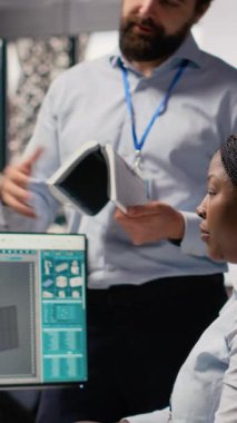 Yenilikçi güneş enerjili cihaz prototipi için mühendislerden oluşan bir ekip beyin fırtınası yapıyor. Araştırma ve Geliştirme Ofisi çalışanları verimliliği arttırmak için taşınabilir güneş paneli aygıtı denemesi yapıyorlar, kamera B