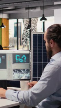 Sürdürülebilirlik uzmanı güneş paneli montajı için üretim hatları tasarlamak için yapay zeka teknolojisini kullanır. Teknisyen güneş pillerini geliştirmek için yapay zeka kullanır, temiz enerji üretimini arttırır, kamera A