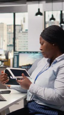 Ofisteki mühendis, yenilikçi güneş enerjili cihazı test ediyor, ışıkları açıyor. Çevre koruma verimliliğini arttırmak için taşınabilir güneş paneli aygıtı denemesi yapan Ar-Ge uzmanı, kamera A